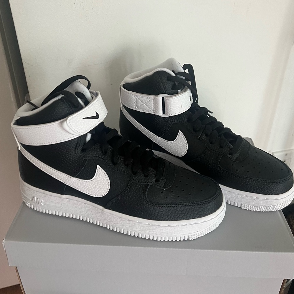 Men’s size 6.5/Women’s size 8 black and white Nike Air Force 1 '07 High